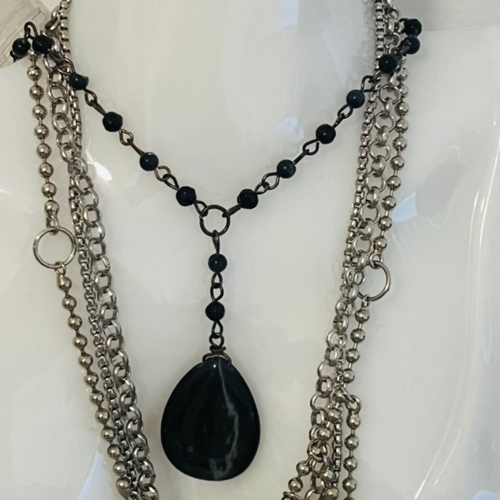 Beaded necklace teardrop pendant black